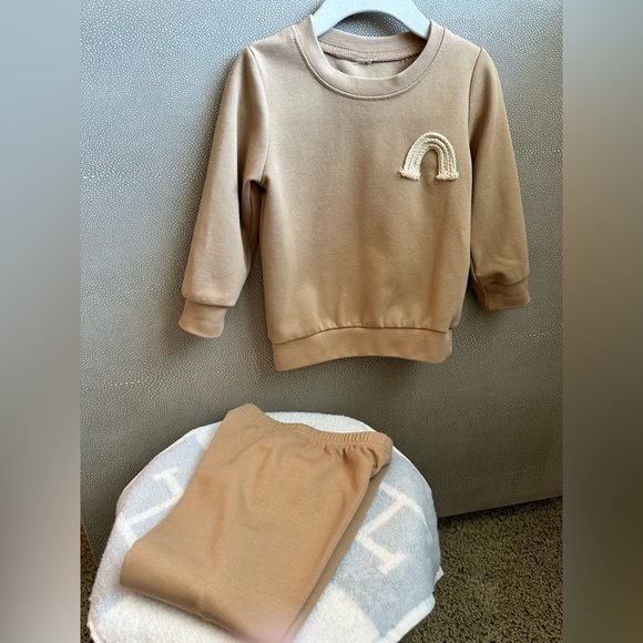 Cute and comfy lightly worn sweatshirt and matching pants - Picture 4 of 4